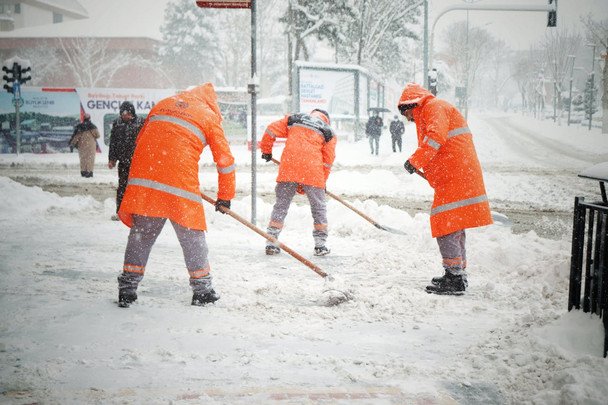 Сіль на дорозі в зимі