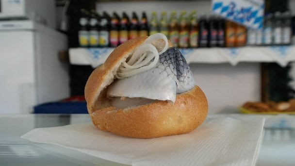 Nowy poziom przekąski: przepis na kanapkę z śledziem w 10 minut