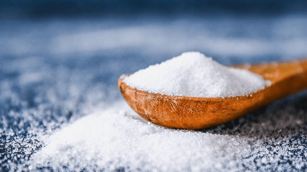 Sól zamiast chemii: 10 zaskakujących sposobów na sprzątanie w domu