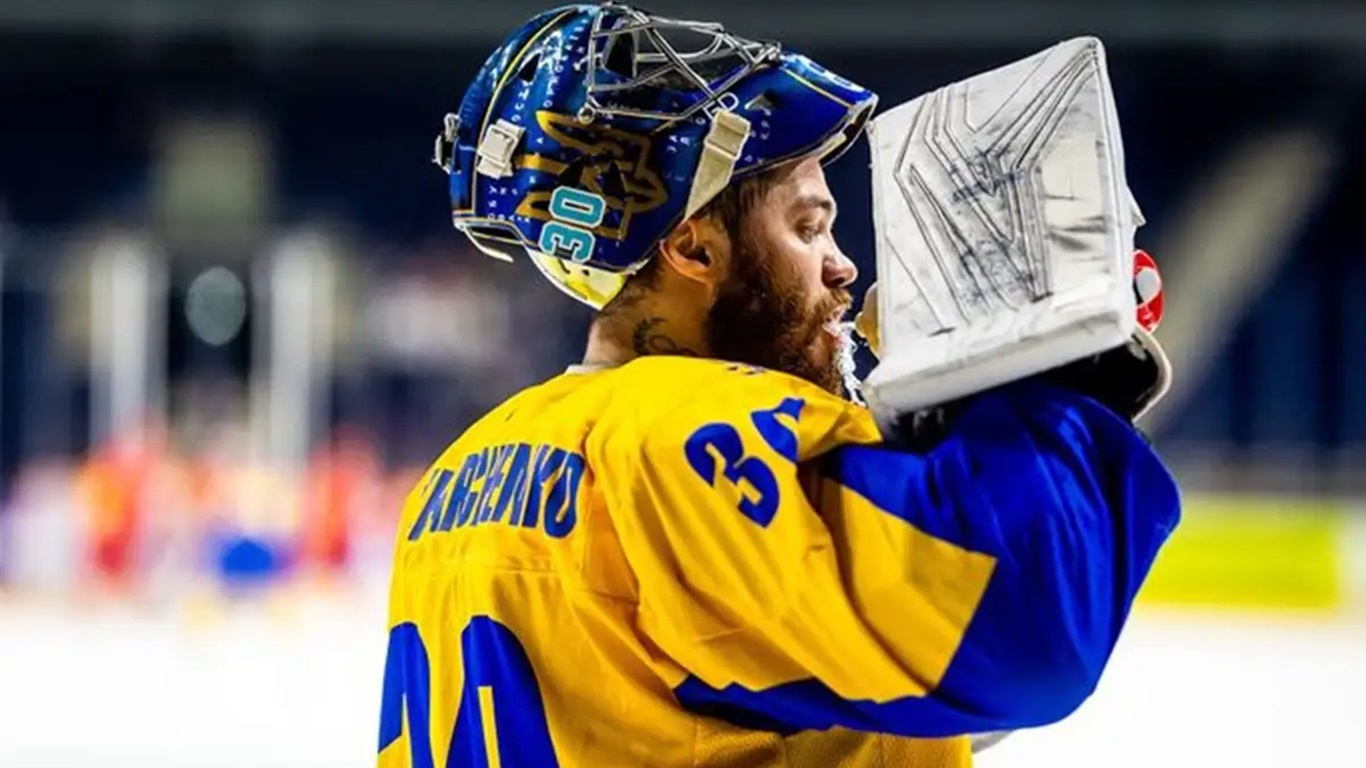 Eishockeyspieler von „Kremenchuk“ während des Trainings auf dem Eis eingezogen