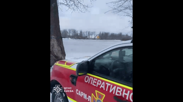 В Киеве на реке Десенка подросток провалился под лед: спасатели ищут второго человека