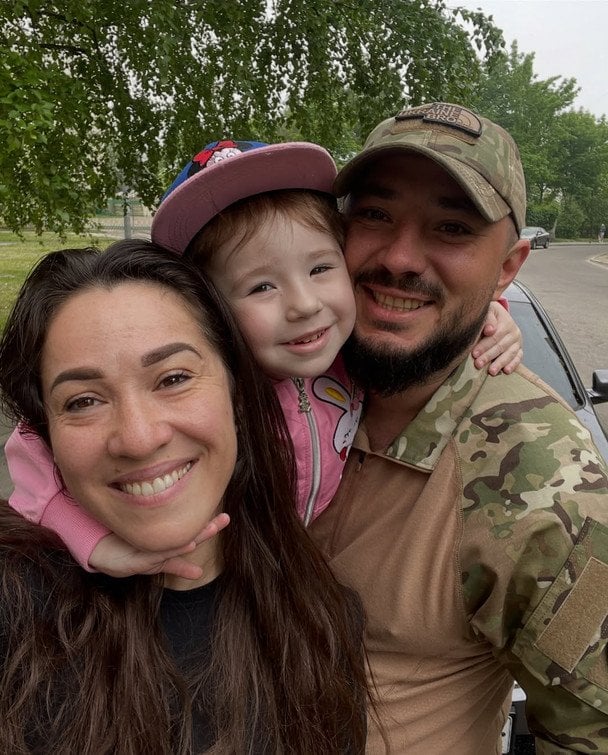 Natalka Karpa bids farewell to her military husband: their daughter made a heart in the window