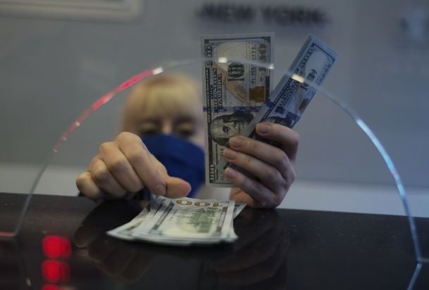НБУ удерживает курс доллара: почему не стоит покупать валюту в декабре
