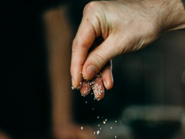 Solenie wody od razu: dlaczego kucharze zmienili stare zasady
