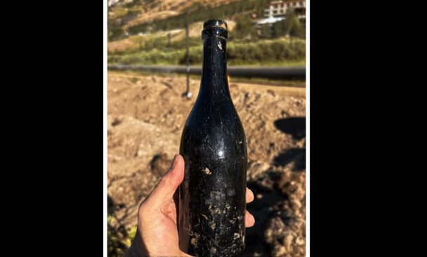 Analiza 150-letniej butelki z alkoholem odkrytej przez archeologów