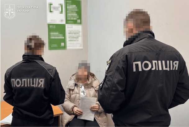 Женщина во Львове атаковала полицейскую машину: подробности инцидента и применённое оружие