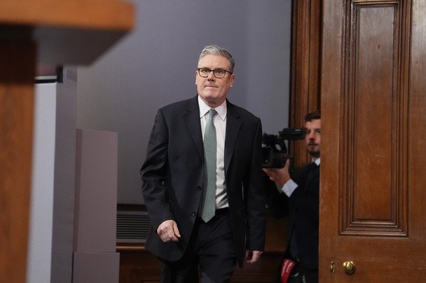Kier Starmer w ogniu krytyki. Afera Epstein-Mandelson zagraża jego przywództwu