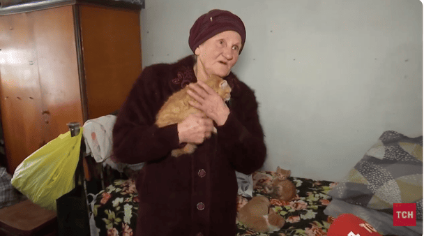 Жінка з тваринами під час евакуації