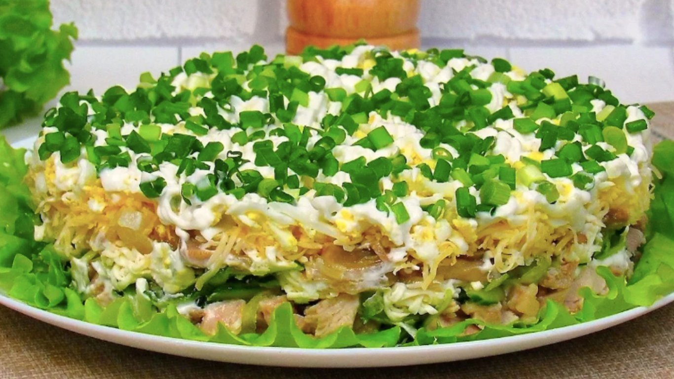 Нежный салат с курицей и грибами
