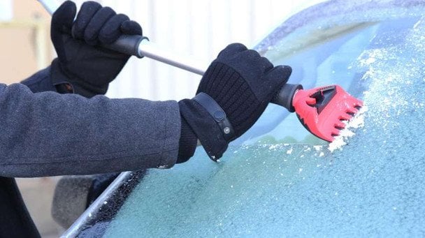 Zapomnij o skrobaku: jak szybko oczyścić przednią szybę z lodu bez szkody dla auta