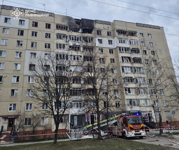 Жінка на могилі після атаки дрона