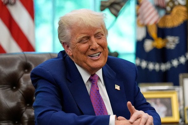 Лідерка опозиції передає медаль Трампу
