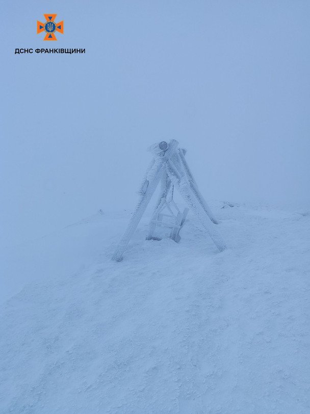 Гора Піп Іван у снігу