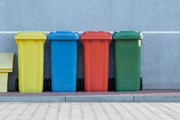 Ukraiński bloger w Danii znajduje tony jedzenia w koszach na śmieci: co wyrzucają supermarkety