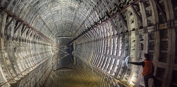 Мужчина прыгает на пути метро