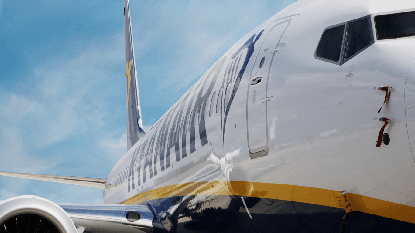 Самолет Ryanair возле топливной колонки