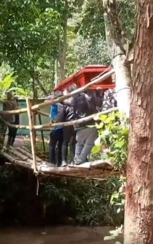 Міст обвалився під час похорону