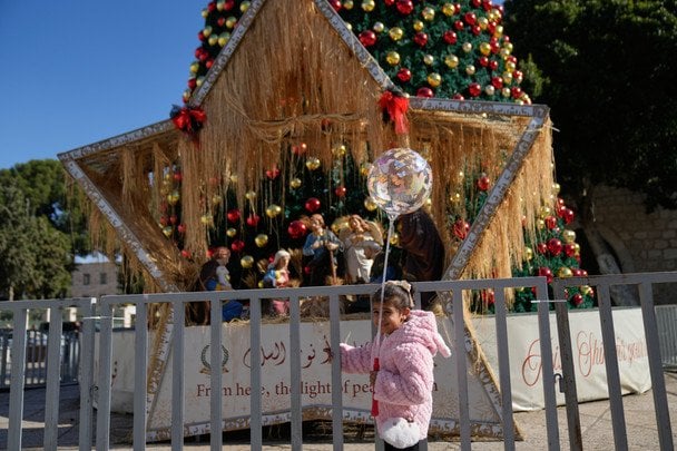 Віфлеєм запалив різдвяну ялинку вперше з початку війни: символ надії на мир