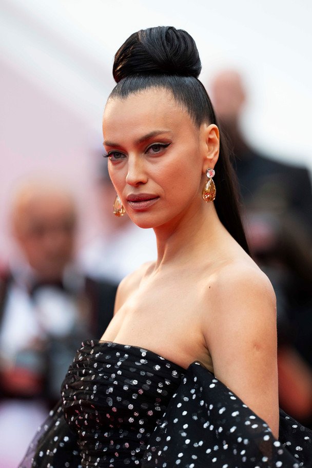 Irina Shayk na festiwalu w Sanremo. Dlaczego jej milczenie w sprawie Ukrainy wywołało burzę?