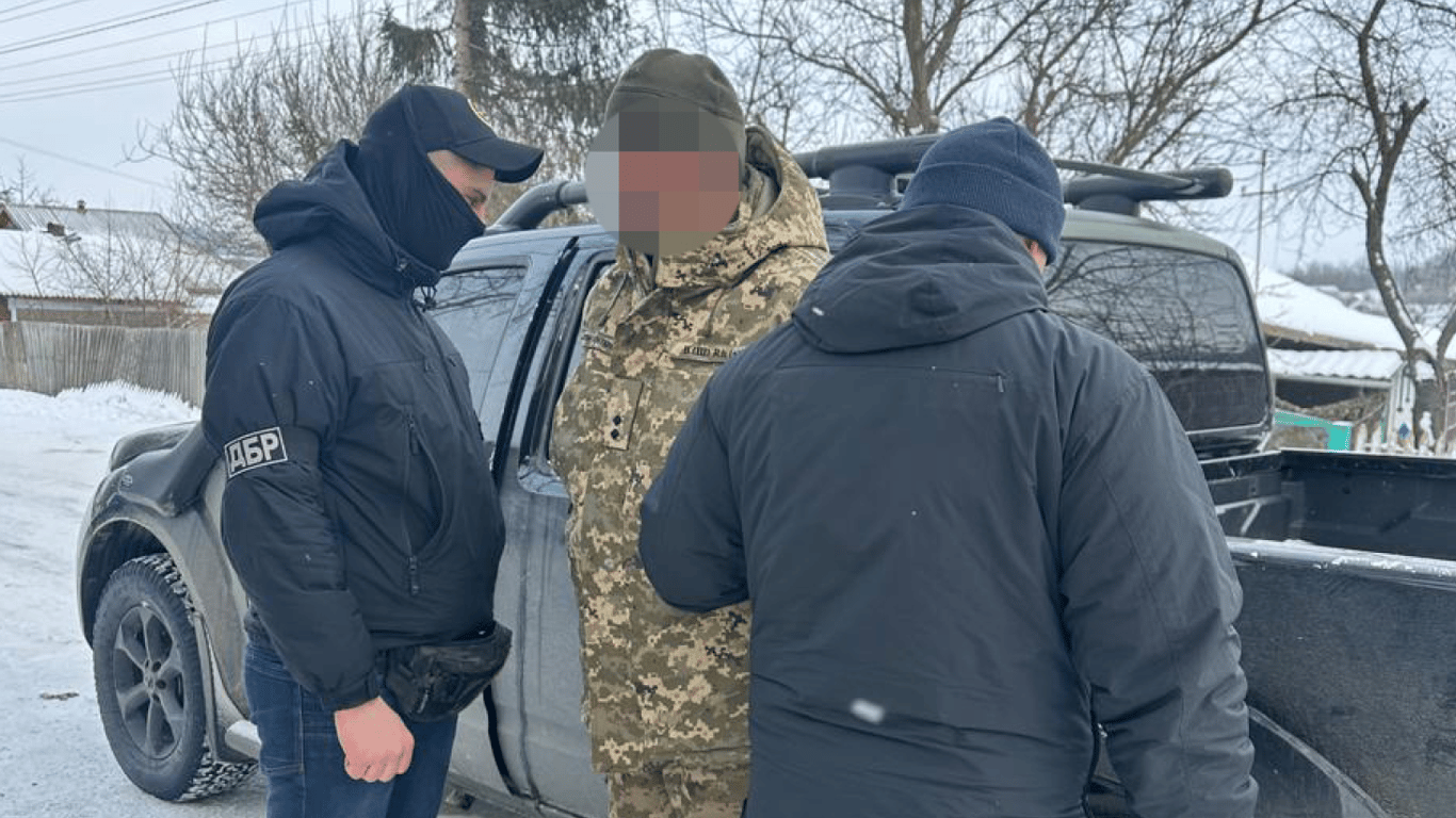 Затримання заступника командира центру