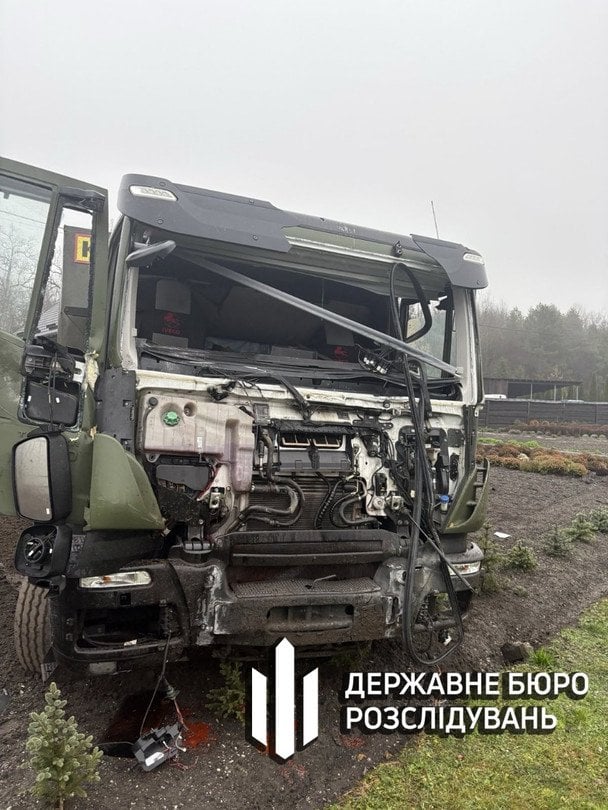 Грузовик врезался в забор