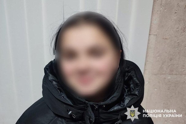 Nastolatka okradła emerytkę z 12 tysięcy dolarów i 40 tysięcy hrywien – grozi jej surowa kara
