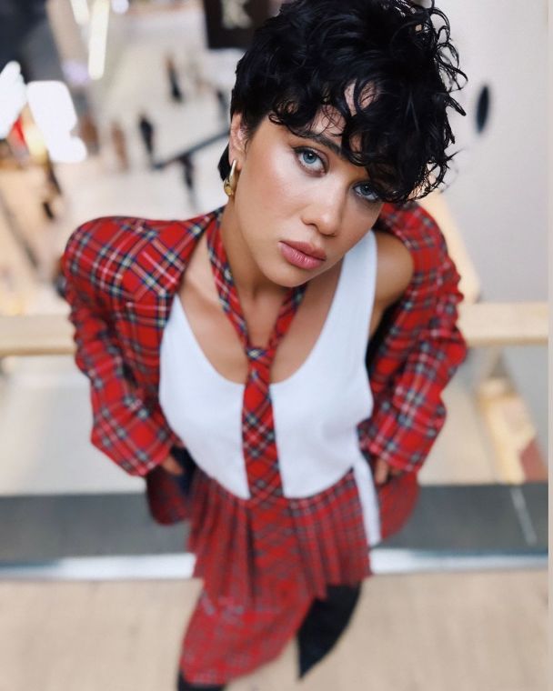 Lida Lee Shares Throwback Photos with Long Hair, Sparking Fan Reactions
