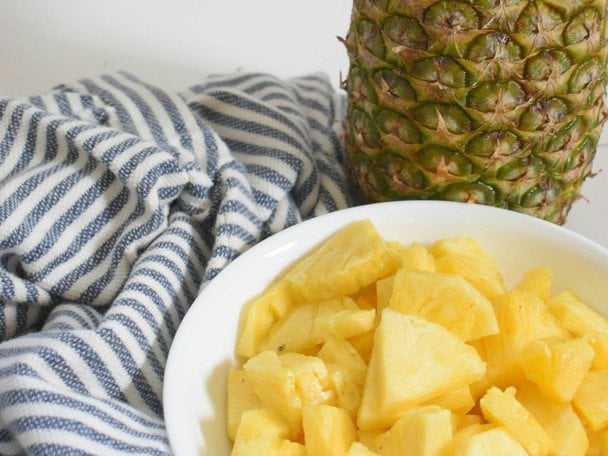 Dlaczego ananas 'żre' twój język: wyjaśnienie naukowca