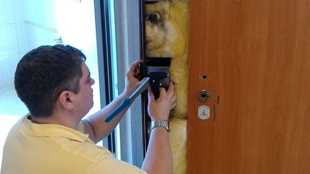 Przewodnik krok po kroku: ocieplanie drzwi drewnianych i metalowych przed zimą