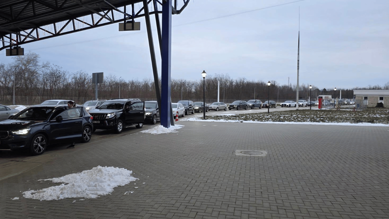 Километровые пробки на дороге из Одессы в Рени: сложности у села Маяки