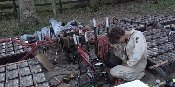 400 akumulatorów w jednym obwodzie. Szalony eksperyment youtubera styropyro