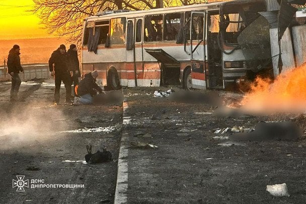 Удар по автобусу с рабочими ДТЕК: 12 погибших, среди них девять шахтеров