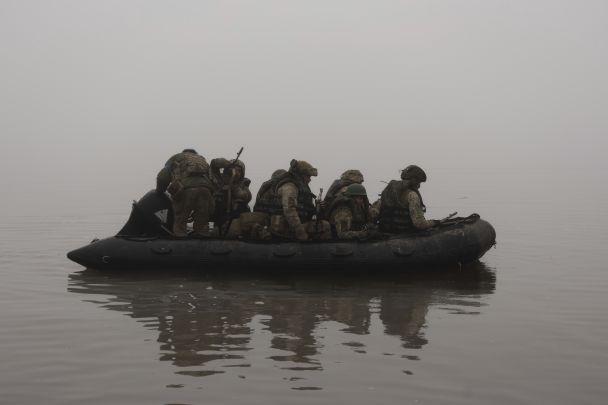 Російські війська залишають острів Олексіївський