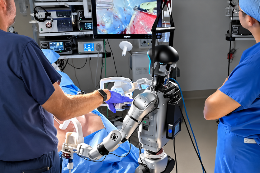 Przełom w medycynie: robot humanoidalny po raz pierwszy asystował przy operacji na żywo