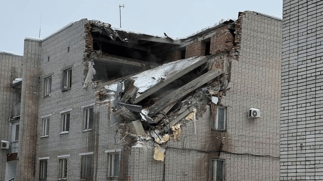ЧП в военкомате Ленградской области: есть жертвы, люди под обломками