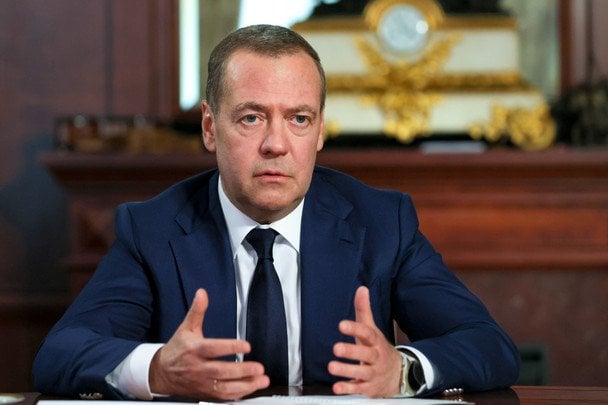 Медведєв погрожує у відповідь