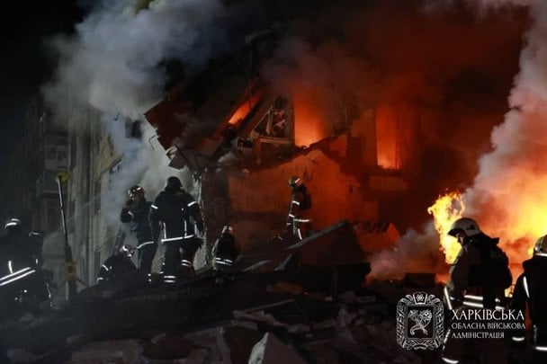 В Харькове спасатели извлекли из-под обломков два тела после атаки на жилой дом