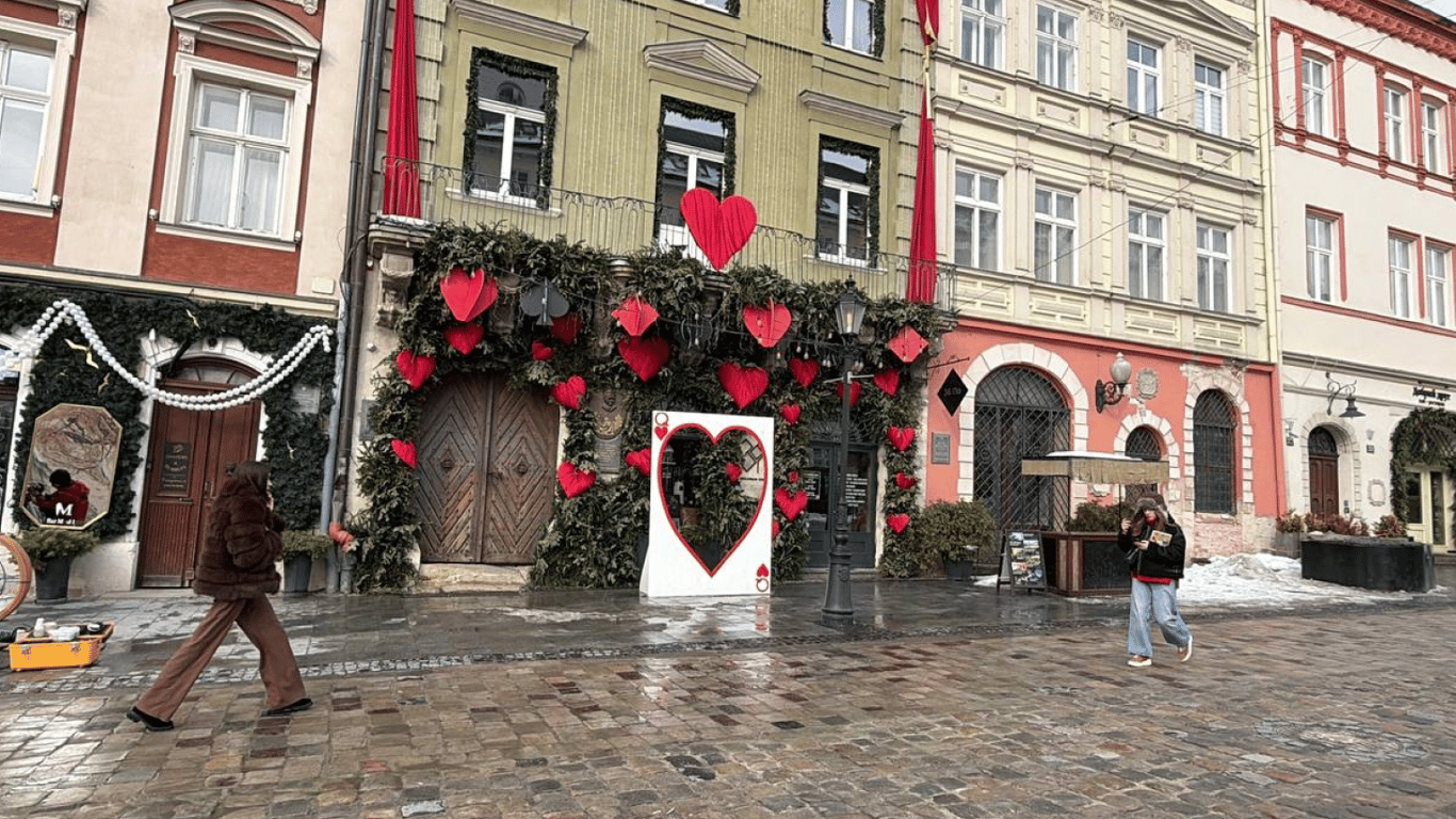 Lwów szykuje się na Walentynki. Miasto zmienia się w romantyczną stolicę