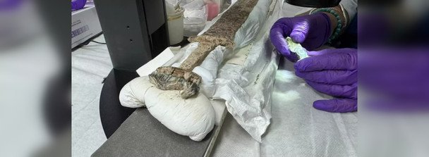 Меч VI століття з рунічними символами