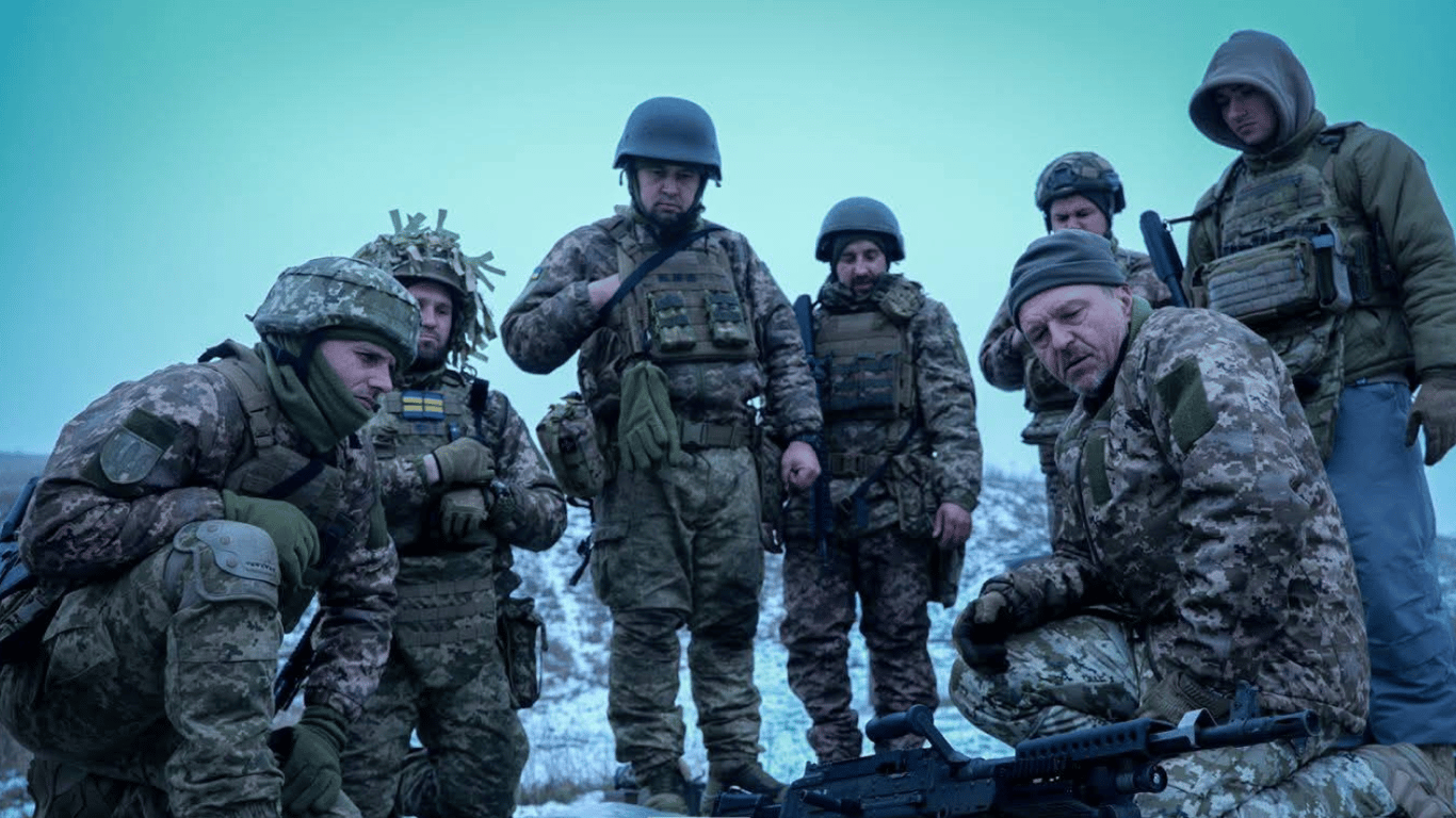 Військовослужбовець доглядає за літніми батьками