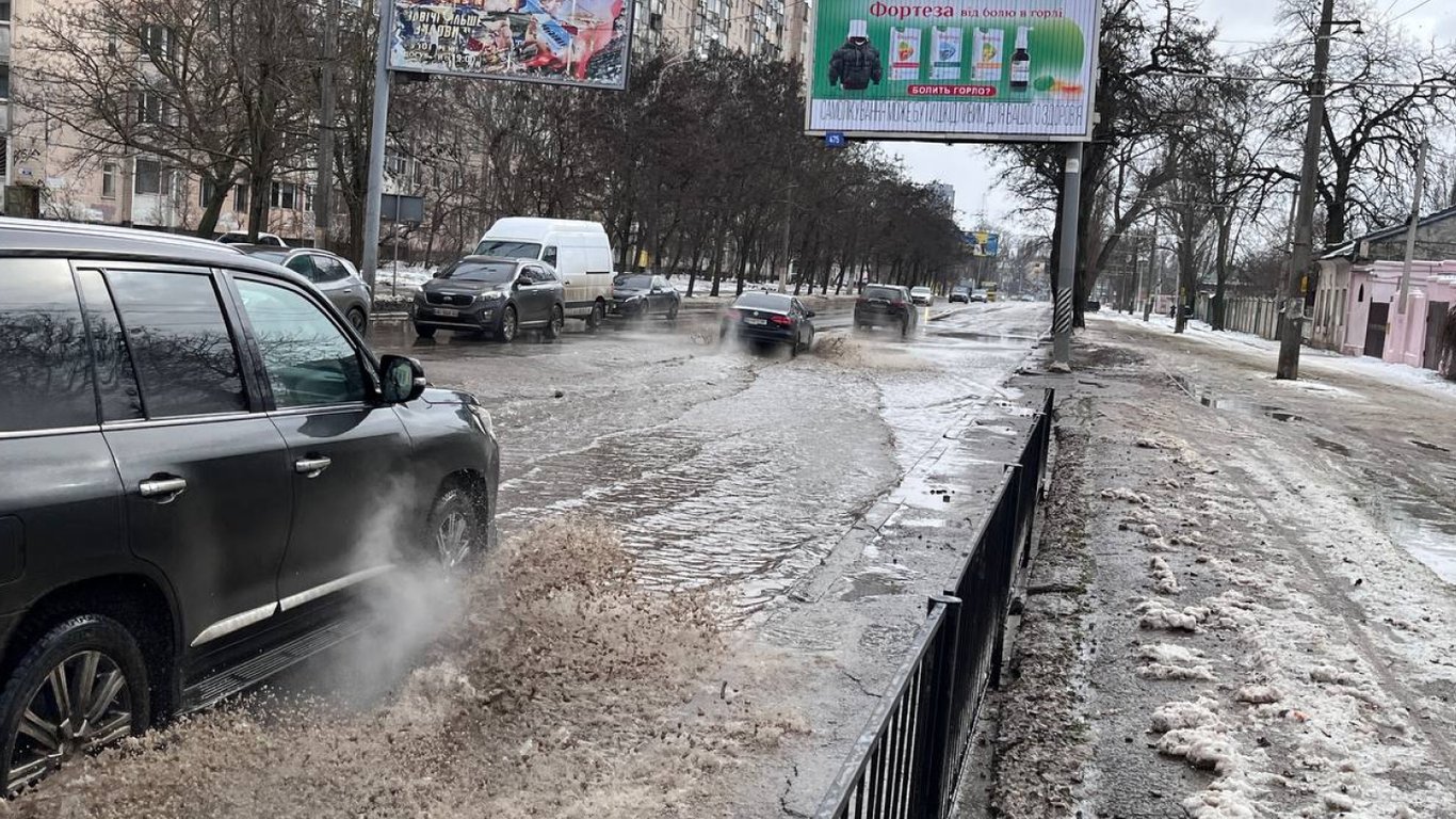 На Люстдорфской дороге в Одессе прорвало водопровод: движение перекрыто