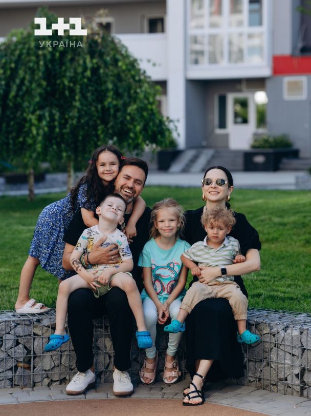 Timur Miroshnichenko and his family decorate the Christmas tree: how the showman and his four children welcome winter