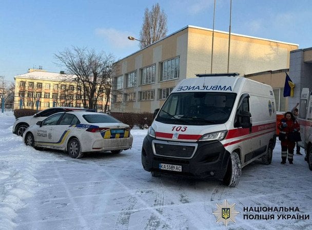 В школе Киева ученик с ножом напал на учительницу и одноклассника: полиция задержала подростка