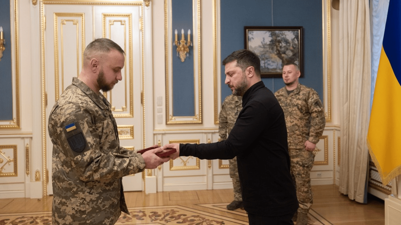 Зеленський вручає нагороди військовим