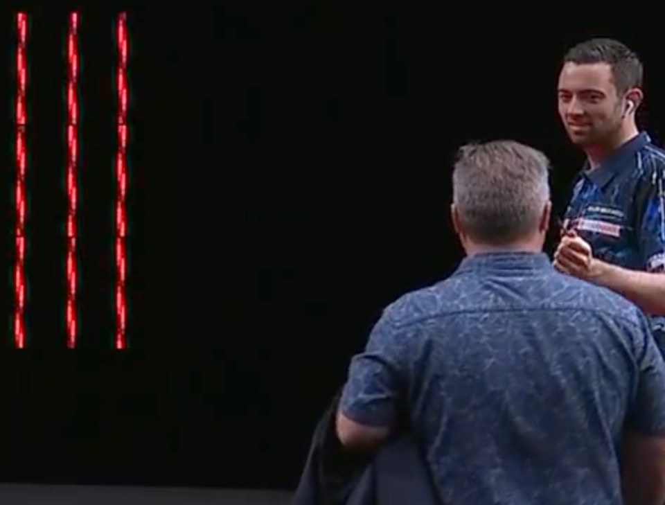 Darts referee hits a triple 20 with a cup of tea in hand: video