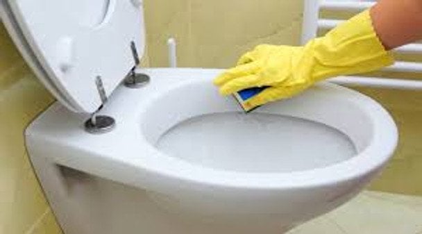 Nadtlenek wodoru kontra wybielacz chlorowy: co lepiej niszczy biofilmy w toalecie