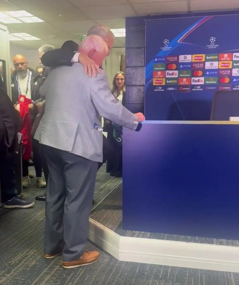 Mourinho erhielt einen Fanempfang in Chelsea: Eine legendäre Mitarbeiterin schenkte ihm Kekse