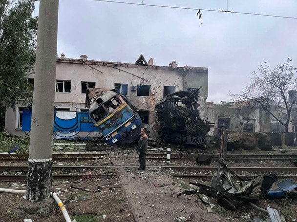Уражені залізничні колії внаслідок обстрілів