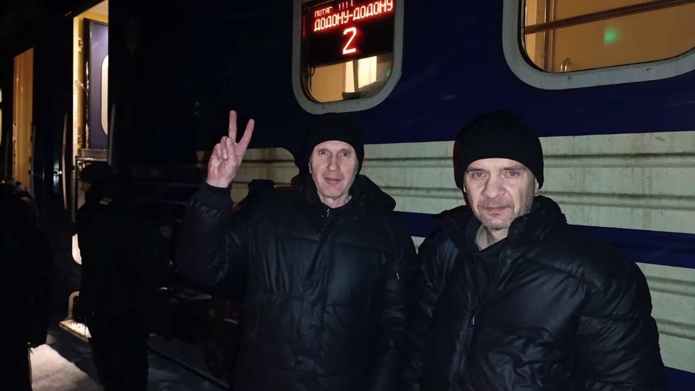 Повернення українських полонених додому