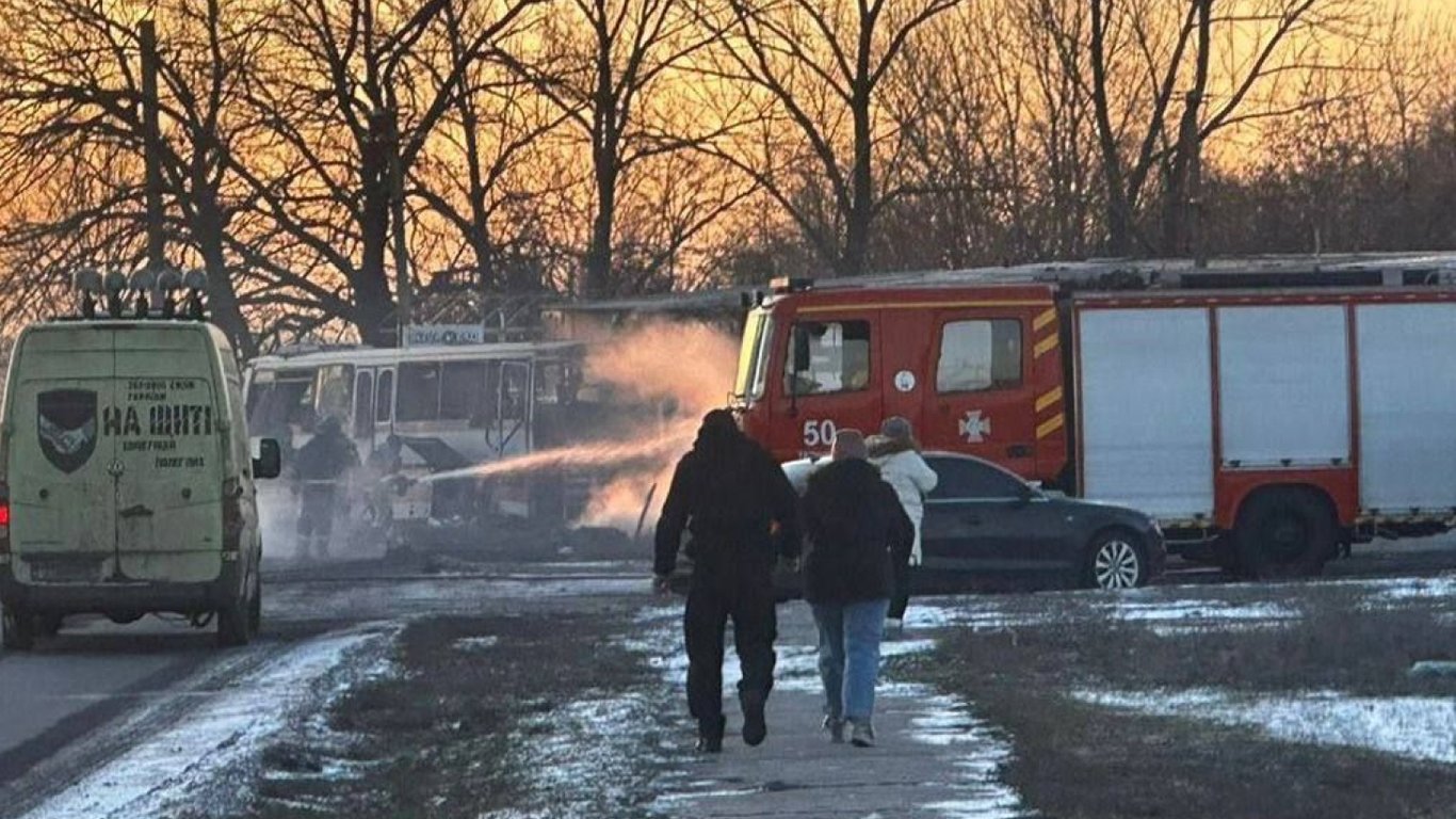 Пошкоджений автобус після обстрілу Тернівки